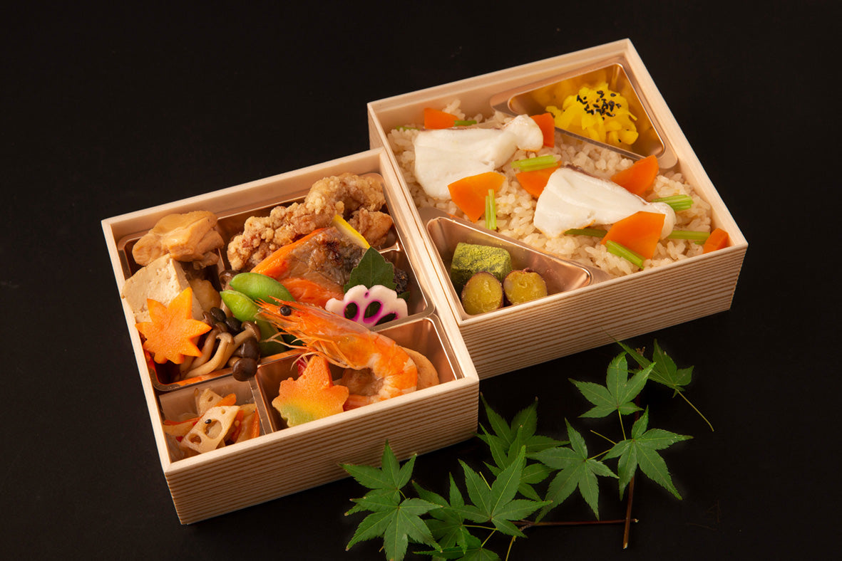 ⑯鶏香り揚と鮭塩焼と鶏すき焼 鯛飯のあじわい弁当