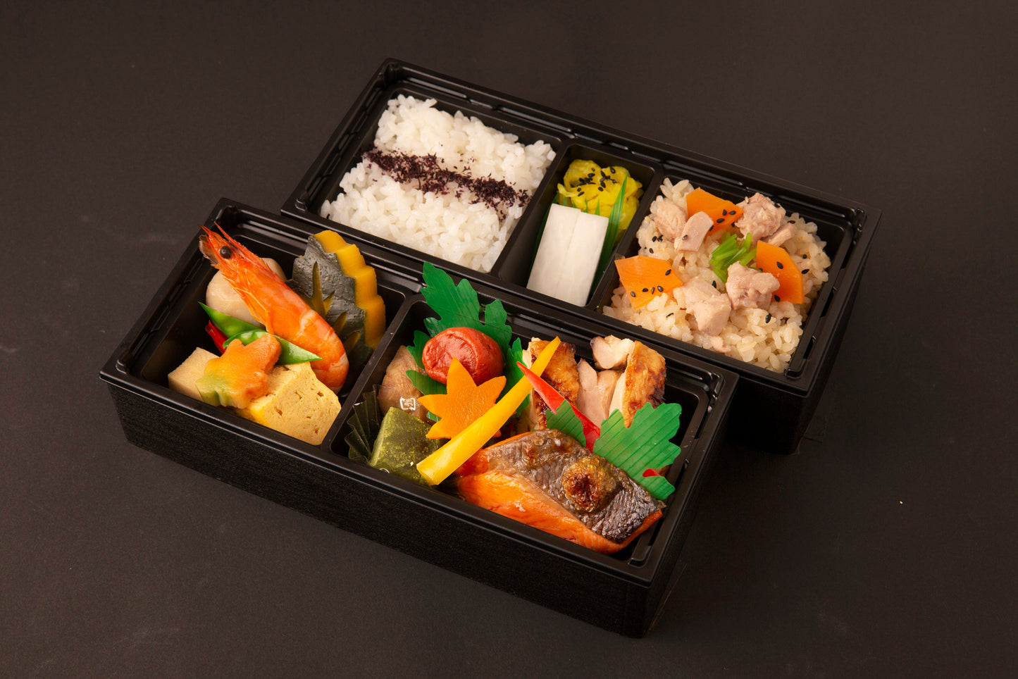 ⓹鶏照焼と鮭塩焼と野菜の煮物のお弁当