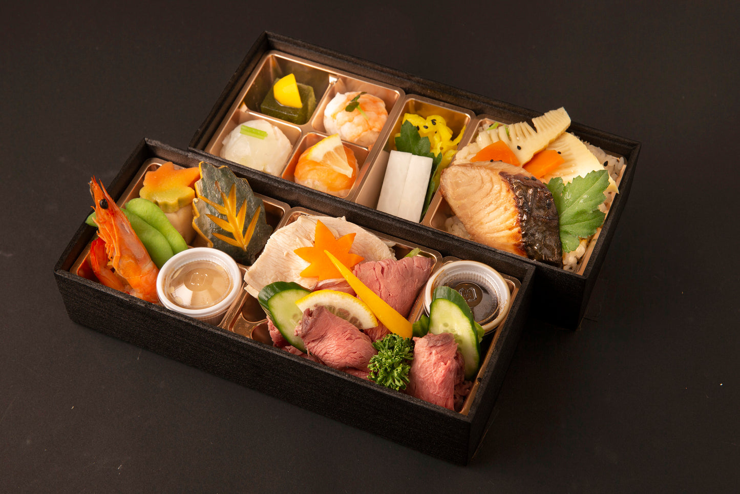 ㉓ローストビーフとサラダチキン 鰆幽庵焼と手まり寿司の極上二段弁当