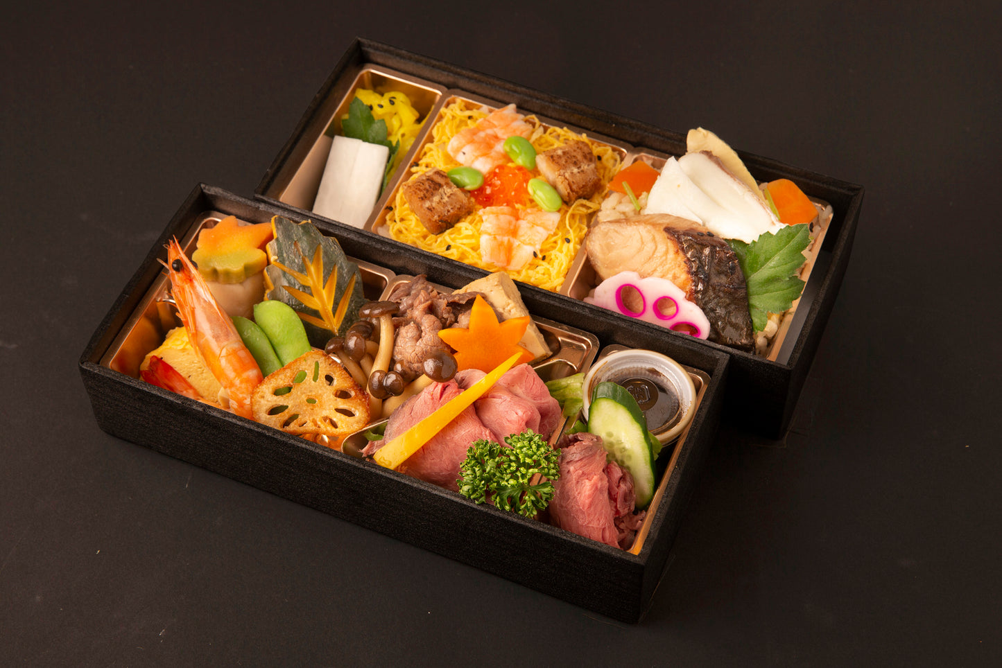 ㉔ローストビーフと牛すき焼 鰆幽庵焼とちらし寿司の極上二段弁当