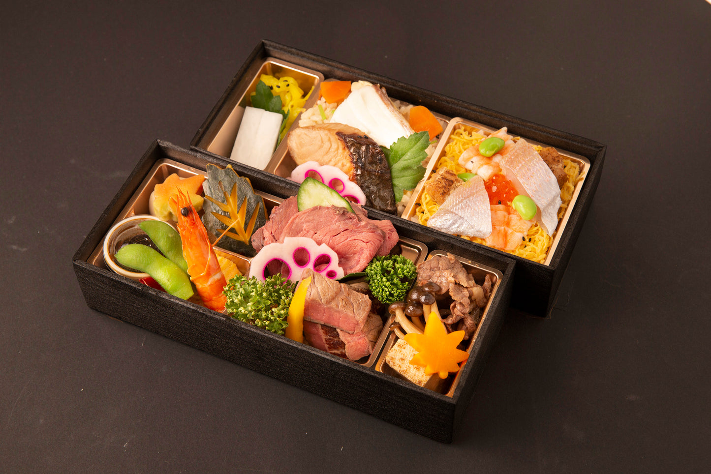 ㉕牛ステーキ、牛すき焼、ローストビーフ、鰆幽庵焼と特選ちらし寿司の極上二段弁当